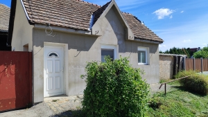 Őcsény Fő utcáján családi ház + kisház és egy 90m2-es műhely Eladó 2
