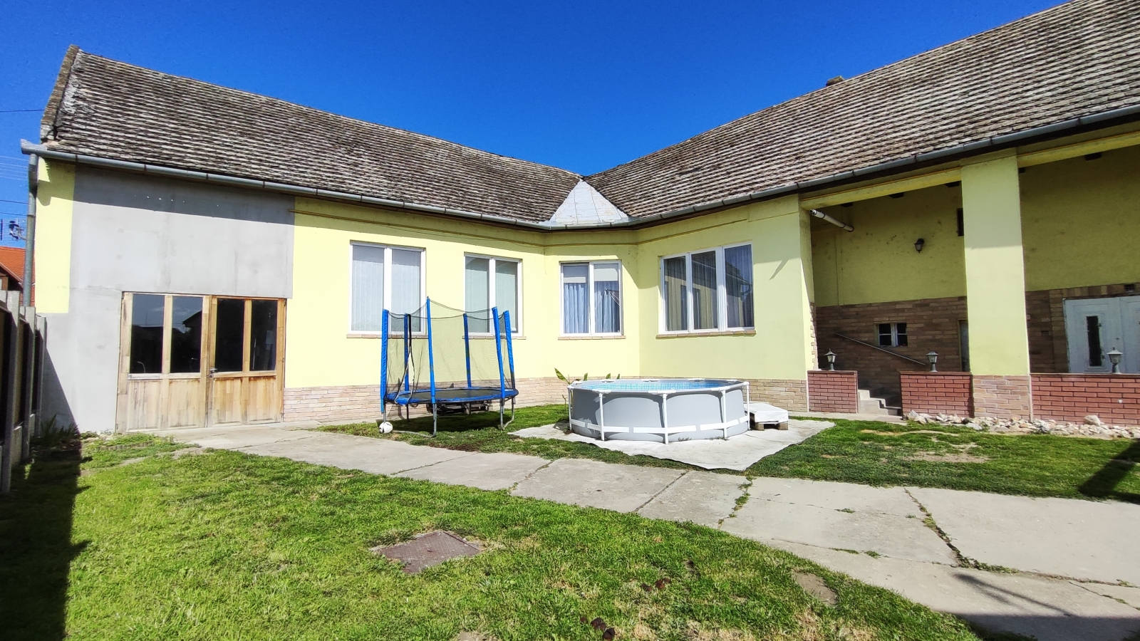 Őcsény Fő utcáján családi ház + kisház és egy 90m2-es műhely Eladó