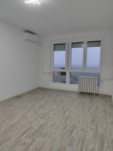 Panorámás, teljeskörűen felújított panellakás 3