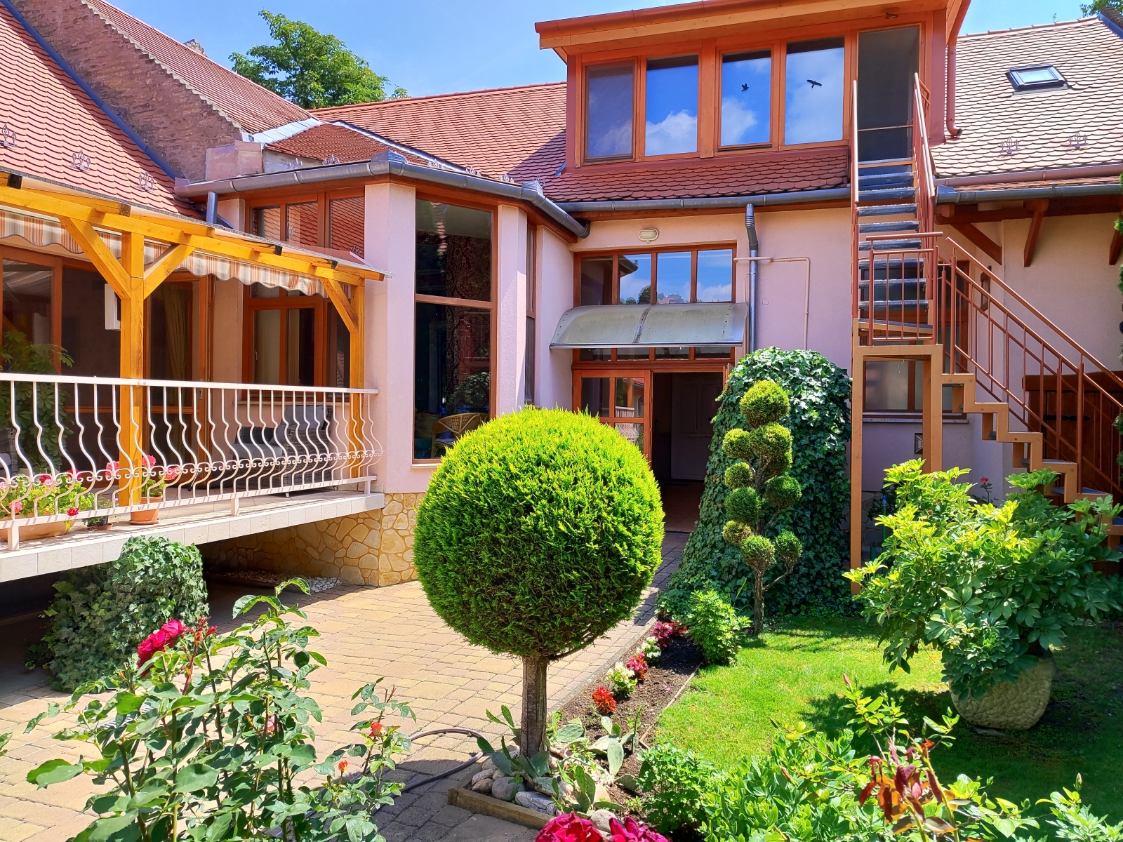 Prémium Polgári Ház+Apartman+Üzlet