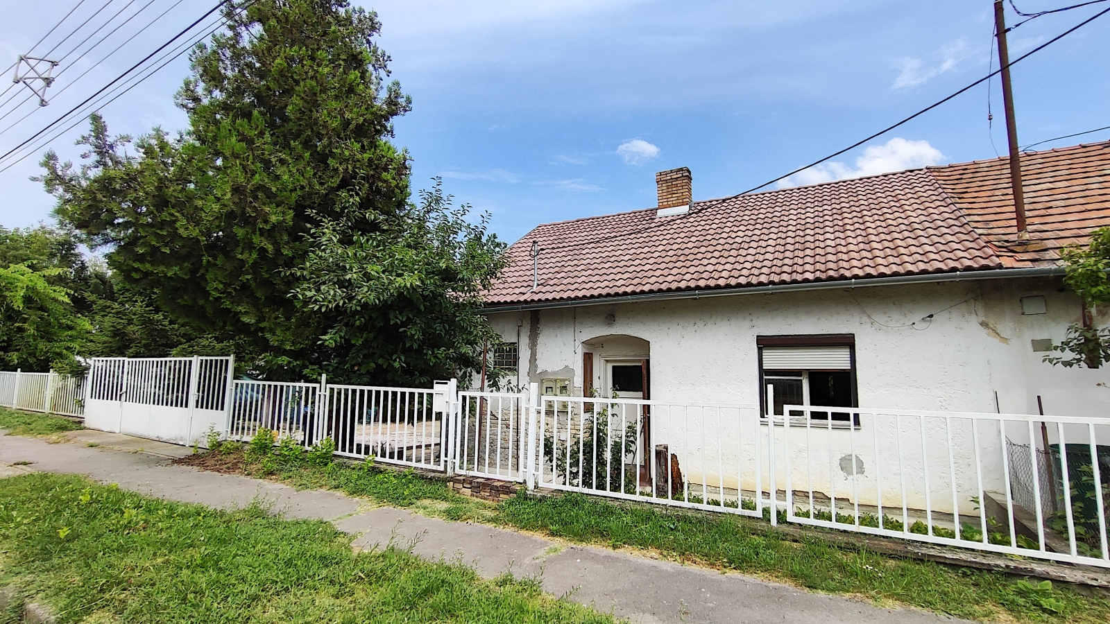 Szekszárd Aranytó utcában felújítandó sorházi ház, nagy telken
