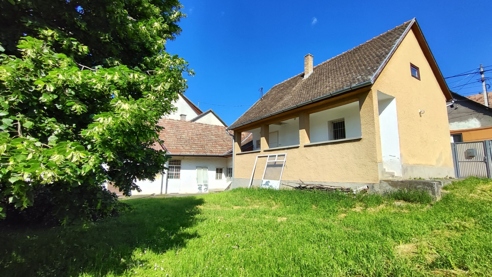 Szekszárd Bethlen G. utca 3220m2-en fekvő komfort nélküli ház eladó.