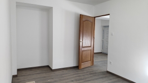 Szekszárd, Első emeleti, felújított téglalakás 6