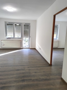 Szekszárd, Első emeleti, felújított téglalakás 3