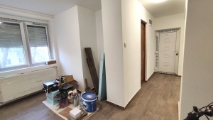 Szekszárd, Első emeleti, felújított téglalakás 9