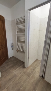 Szekszárd, Első emeleti, felújított téglalakás 15