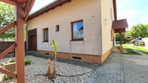 Szekszárd kertvárosában, Családi ház parkosított udvarral eladó 1