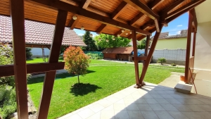 Szekszárd kertvárosában, Családi ház parkosított udvarral eladó 2