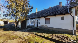 Dunaszentgyörgyön széles telken lévő felújítandó ház