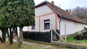 Harcon eladó családi ház