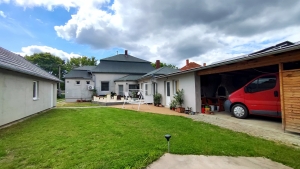 Tolnán felújított, napelemes, dupla garázsos családi ház