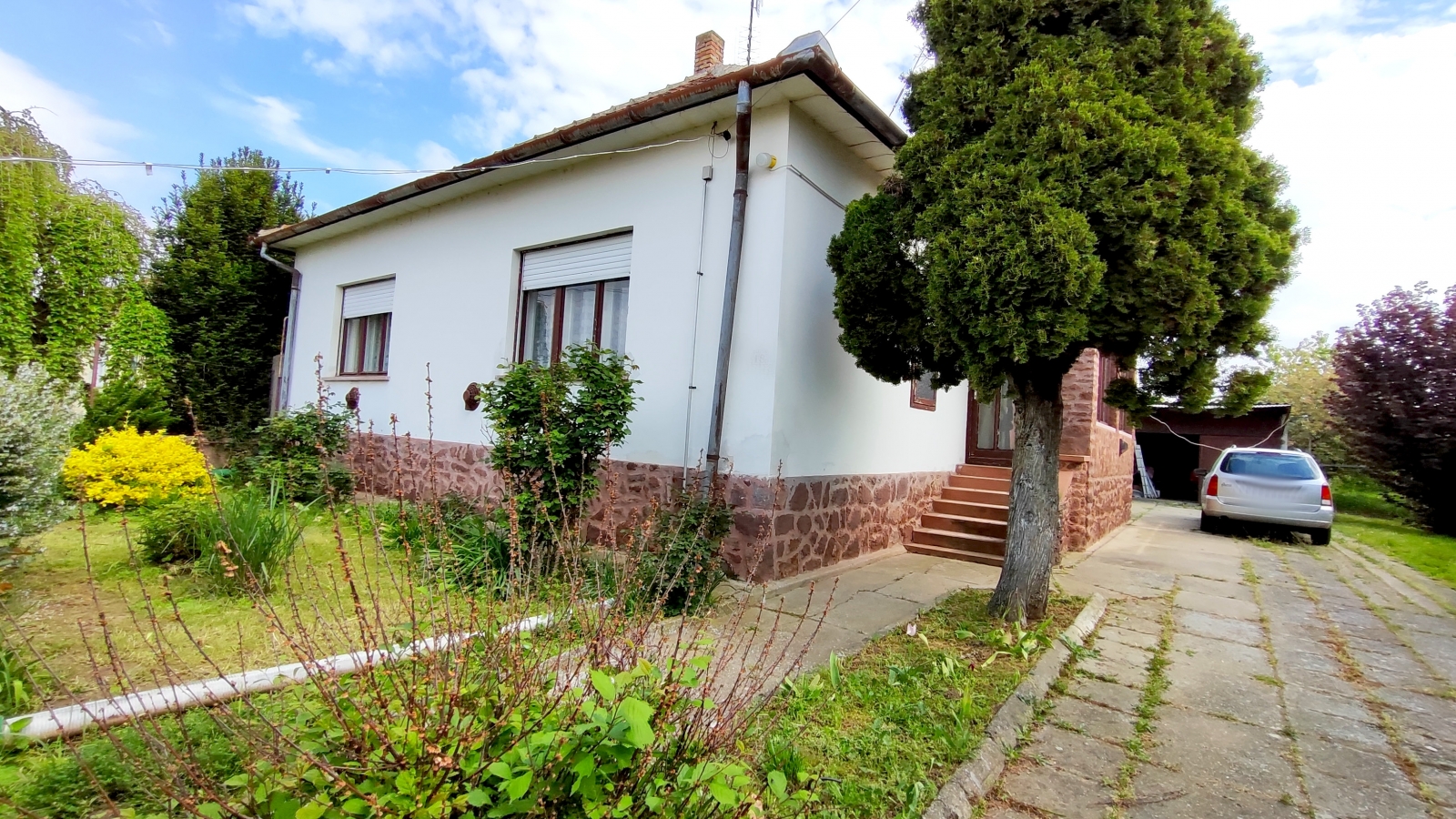 Tolna Újtelep, Erkel F. utcában nagyméretű ház, nagyméretű telken